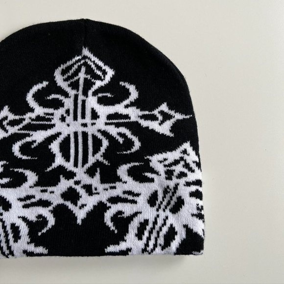 Y2K 2000s grunge gothic punk cross cozy black and white beanie - Picture 4 of 8